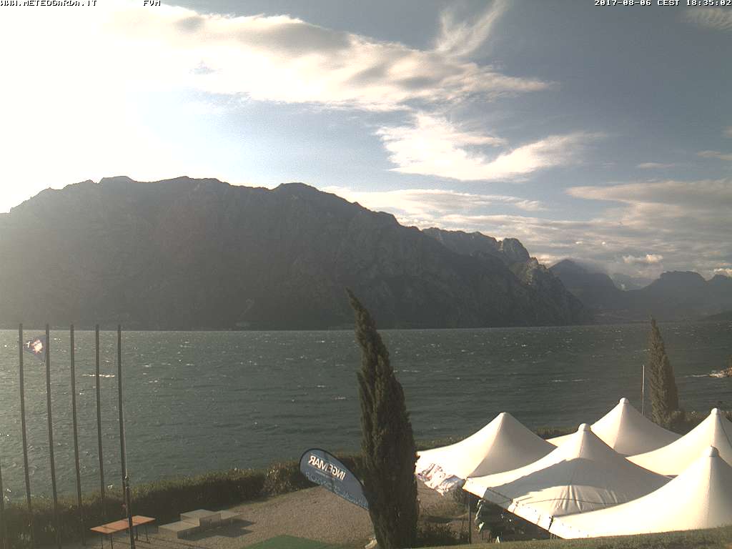 Die Webcam der Fraglia Vela in Malcesine zeigt die schönen Berge am Gardasee - meteogarda.it